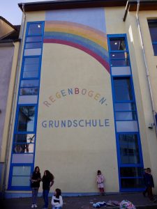 Read more about the article Regenbogengrundschüler gehen „zu Fuß zur Schule“