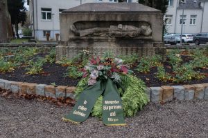 Mehr über den Artikel erfahren Kranznieder- legung zum Volks- trauertag